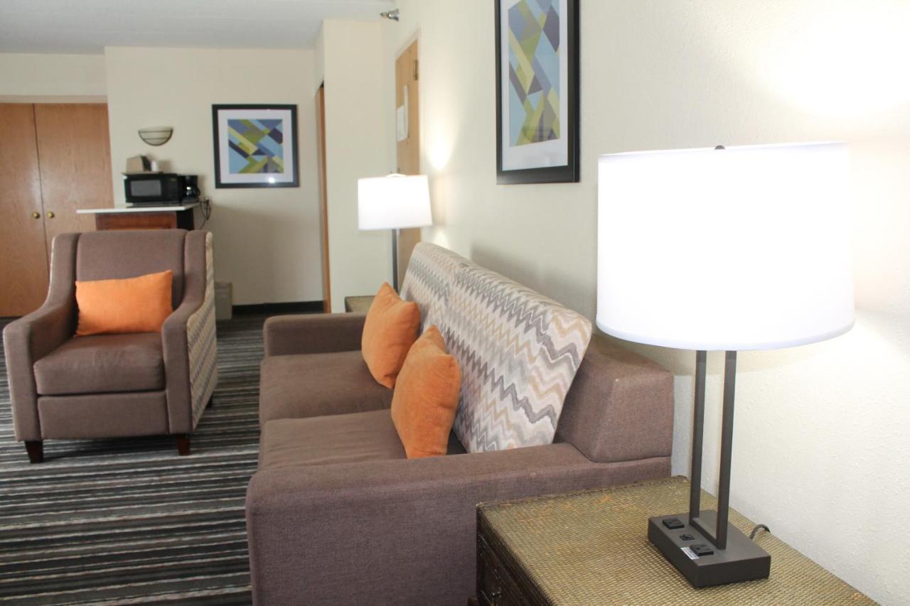 Crossroads Hotel And Huron Event Center Ngoại thất bức ảnh