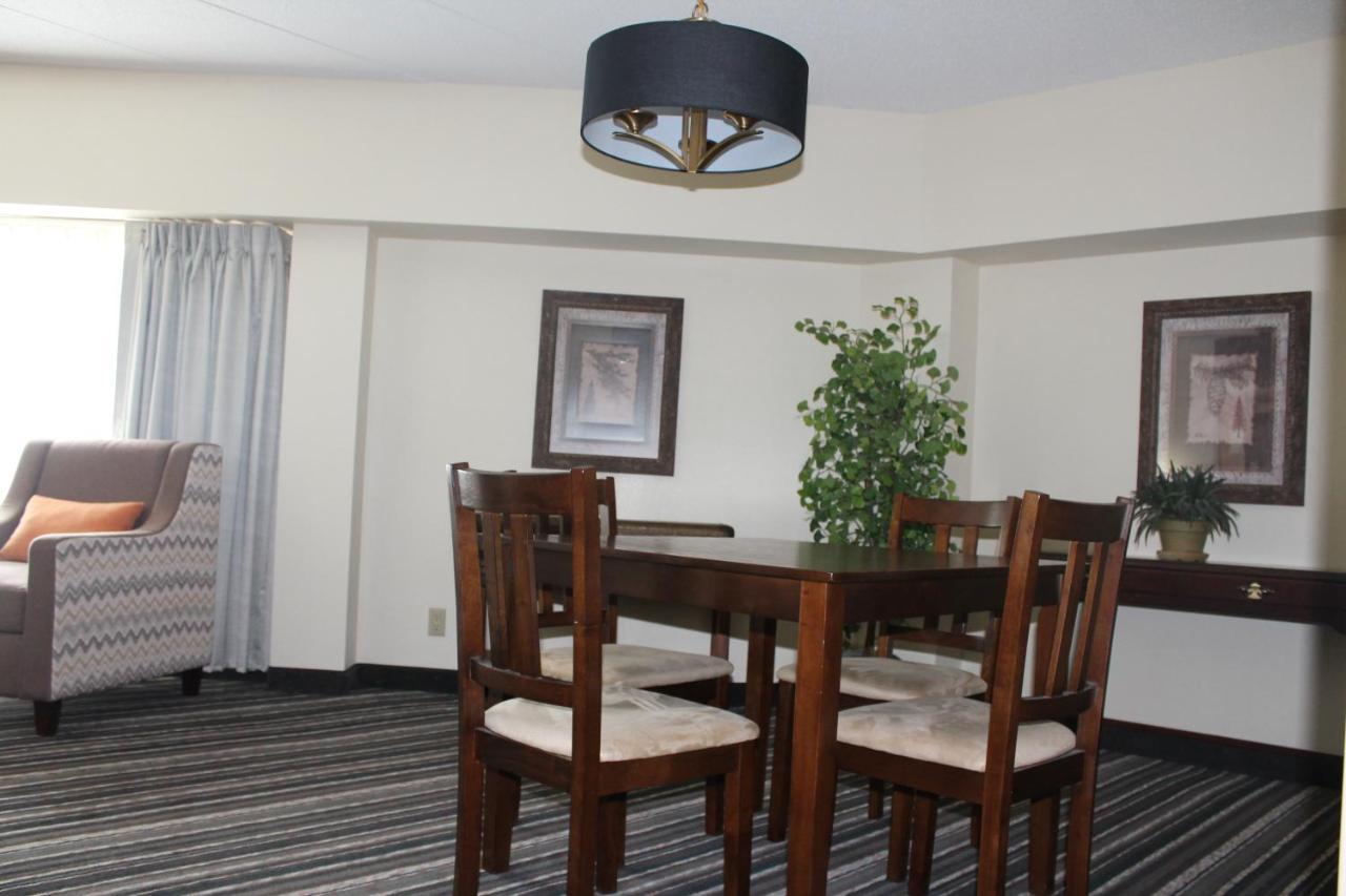 Crossroads Hotel And Huron Event Center Ngoại thất bức ảnh