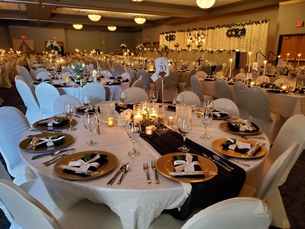 Crossroads Hotel And Huron Event Center Ngoại thất bức ảnh