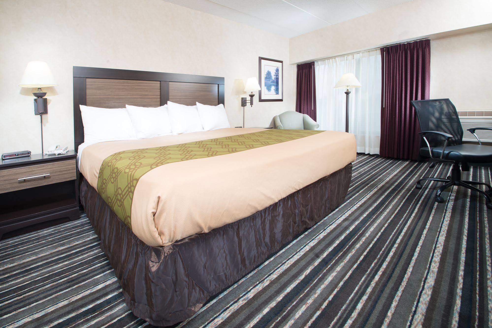Crossroads Hotel And Huron Event Center Ngoại thất bức ảnh