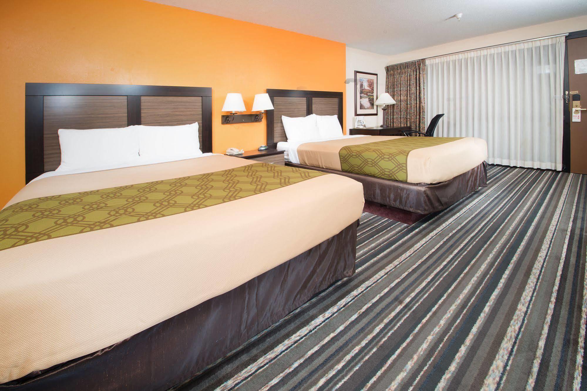 Crossroads Hotel And Huron Event Center Ngoại thất bức ảnh